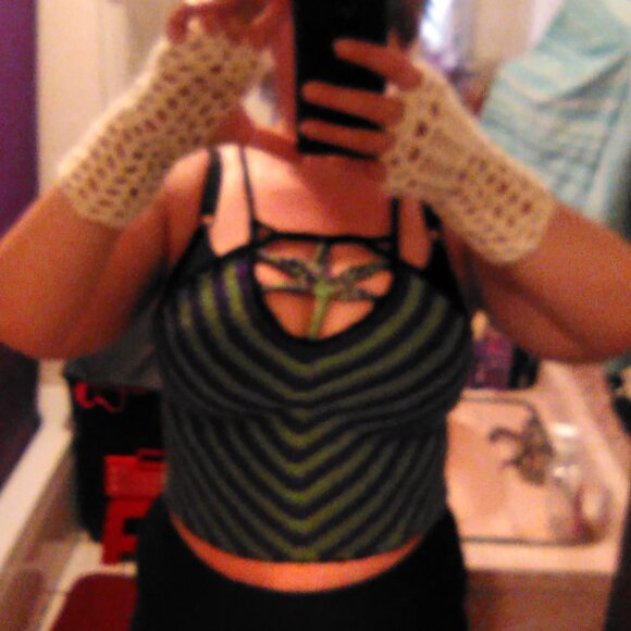 HANDMADE CROP TOP W/ LEAF DESIGN - Picture 5 of 5